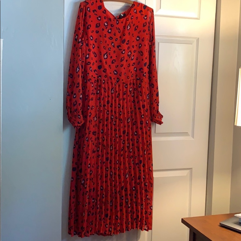 New with tags: Midi pleated dress